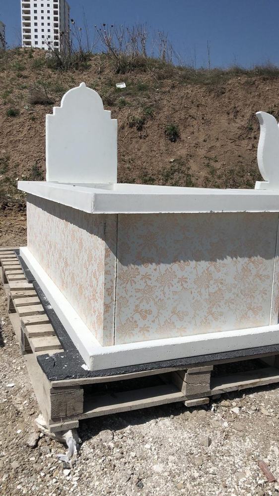 Desenli mozaik, camili başlık, atölyede