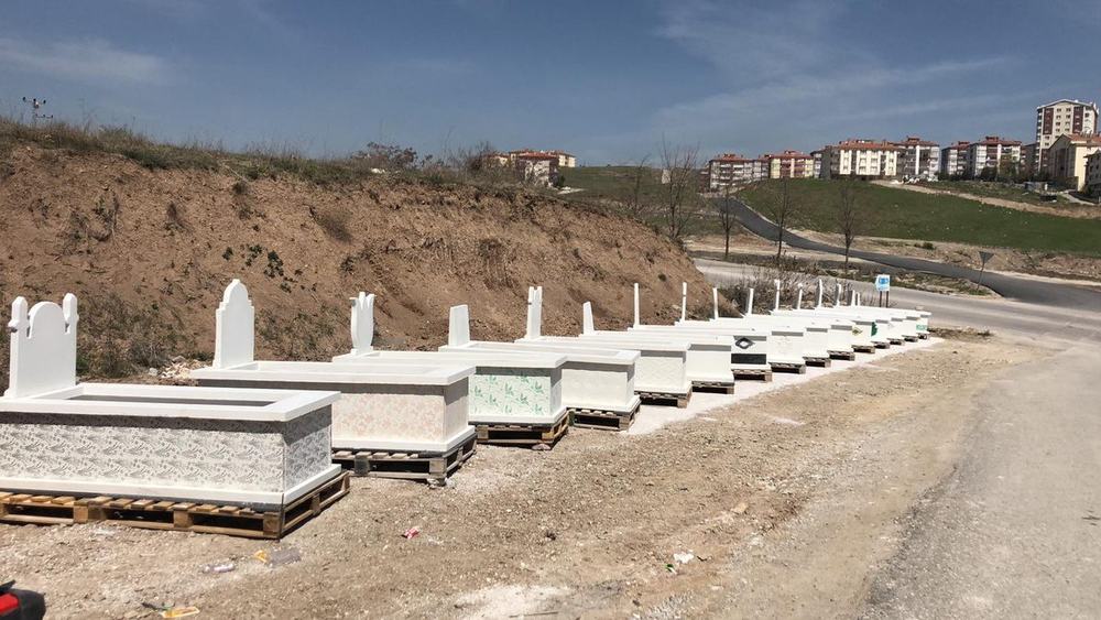 Atölyede teslime hazır hazır mezarlar