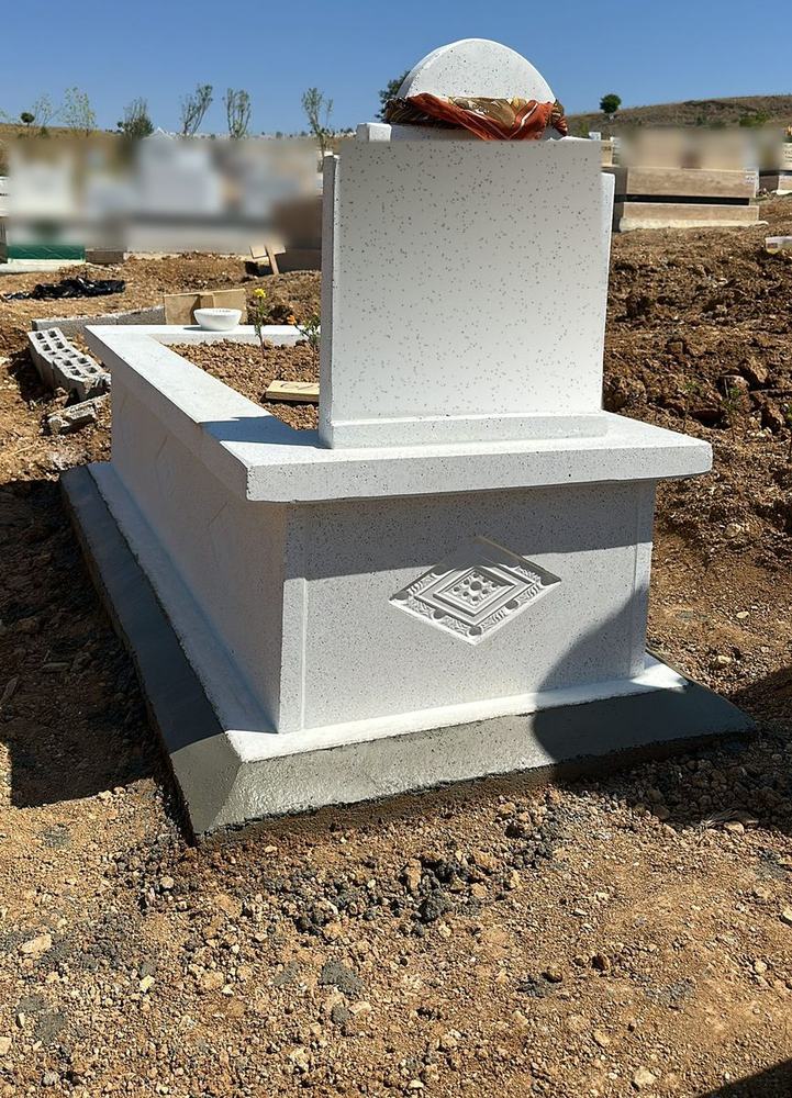 Beyaz mozaik, kemerli başlık ve göbek süsleme